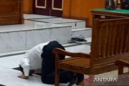 Divonis bebas, Hendra Batubara sujud syukur di Pengadilan Tipikor Medan