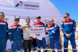 Di Reok, Komut Pertamina hibur anak-anak di Posko Peduli dan beri bantuan