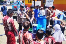 Kapolsek Banjarmasin Selatan salurkan air ke warga terdampak kemarau