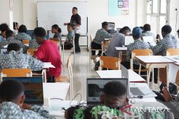 Sekolah Rakyat Terintegrasi Mimika dapat bantuan 17 unit komputer dari Kemensos RI