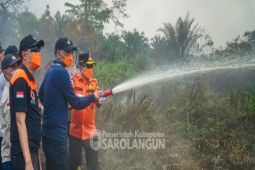 Bupati Sarolangun bersama Gubernur Jambi padamkan karhutla di area HGU PT Bahana Karya Semesta