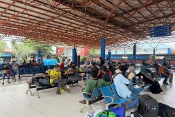 Pelindo pastikan operasional pelabuhan tetap lancar, meski kabut asap selimuti Banjarmasin.
