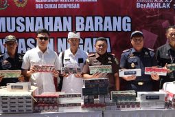 Kejari Jembrana musnahkan barang bukti ratusan ribu bungkus rokok ilegal