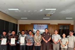 Bupati Paluta percepat sertifikasi tanah wakaf, enam sertifikat langsung diserahkan