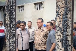 Gubernur Maluku salurkan bantuan  kebutuhan dasar pada korban kebakaran di Ambon
