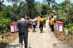 Polisi bangun jembatan rusak di Mukomuko