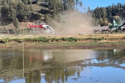 Pemadaman karhutla Gunung Semeru gunakan helikopter water bombing