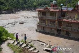 Populer, banjir bandang Nepal hingga KRI Gajah Mada