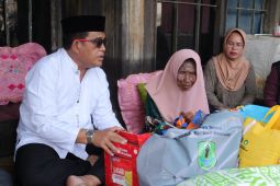 Bupati HSU serahkan bantuan korban kebakaran Kelumpang Dalam