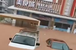 Hujan picu banjir, perjalanan Kakek-Nenek keliling dunia menuju Boten terkendala