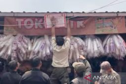 Satpol PP segel 14 bangunan liar di Pasar Parung