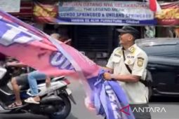 Satpol PP Bogor lakukan penertiban spanduk dan umbul-umbul di Sukaraja