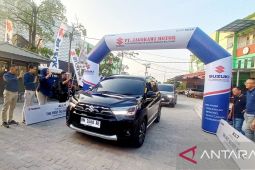 Suzuki serahkan XL7 terbaru ke pelanggan awal di Bangka Belitung