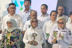 Pemkot Ambon raih penghargaan literasi keuangan terbaik tingkat kota se-Indonesia
