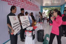 Peringati HKGB, Bhayangkari salurkan 2.350 paket bantuan sosial di Tual dan Malra