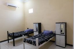 Perawatan pasien TBC resisten obat didampingi nakes saat di RS Baznas