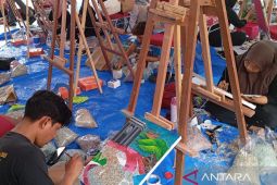 Lomba melukis Marpesta QRIS BI Siantar dengan remah uang kertas rupiah