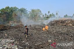 Damkar Serang fokus dinginkan area kebakaran TPA Waringinkurung