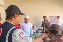 PMI Tapsel - Jakut distribusikan seragam sekolah untuk siswa SDN 100113 Panobasan