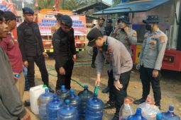 Warga Desa Padangin terima bantuan air siap minum