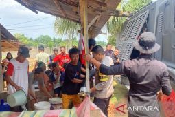 Polda Bengkulu salurkan ribuan liter air bagi warga terdampak kemarau