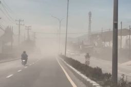 Abu Vulkanik Sinabung selimuti Berastagi, Cabdis Pendidikan Sumut imbau siswa gunakan masker