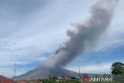 Gunung Sinabung di Karo erupsi kolom abu hingga 3.500 meter