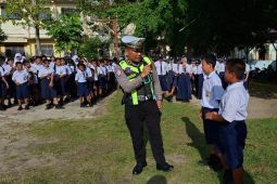 Satlantas Polres Simalungun edukasi pelajar risiko duduk di atas angkutan umum