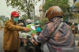 Bupati HST bagikan masker lindungi masyarakat dari paparan kabut asap