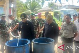 Pemkab Bangka Tengah distribusikan air bersih ke desa terdampak kekeringan