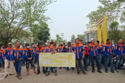 Ratusan karyawan tambang gelar aksi damai ke kantor Kejari Tabalong