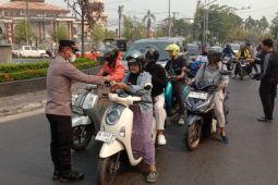 Polsek Banjarmasin Utara bagikan masker lindungi warga dari kabut asap
