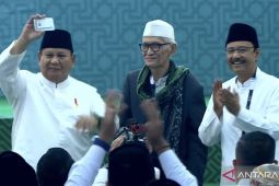 Prabowo terima kartu anggota NU di penutupan Muktamar ke-35 NU