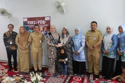 Bunda PAUD HSS serahkan bantuan PKH tahap III