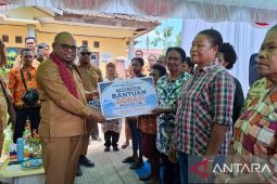Pemerintah Kota Sorong salurkan modal usaha kepada 12 suku asli Papua