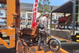 Dishub Sumedang melatih penerima becak listrik bantuan Presiden