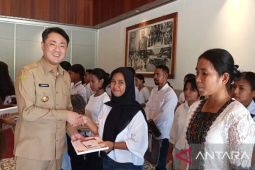 Bupati KKT Maluku beri bantuan peralatan sekolah dan bantuan dana bagi puluhan siswa SD-SMA
