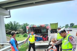 2  pekerja jalan tol JMKT  tewas ditabrak truk