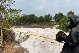 Unit KBR Brimob Polda Banten uji sampel dugaan limbah B3 di Cikande
