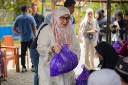 Wujud kepedulian, Wali Kota Lisa serahkan insentif penjaga dan penggali makam