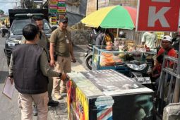 Satpol PP Denpasar tertibkan pedagang jualan di trotoar