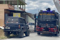 Polda gunakan rantis AWC bersihkan jalan dari abu Gunung Sinabung