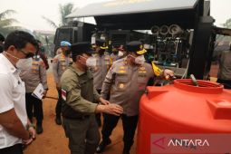 Kapolda Kalbar salurkan air bersih korban Karhutla