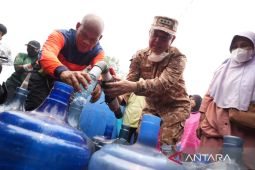 Pemprov Kalbar bantu air bersih untuk warga sekunder C