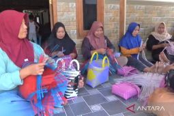 UKM tas plastik anyaman di Ngawi serap puluhan tenaga kerja lokal