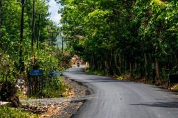 Bupati Saidi Mansyur tinjau pembangunan jalan antarkecamatan