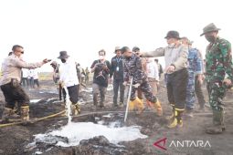 Polda Kalsel dinginkan suhu gambut dengan cairan inovasi Bidlabfor redam karhutla Pengayuan