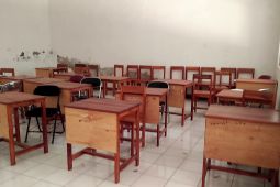 Pudarnya wajah-wajah berjasa di dinding kelas