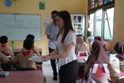 Maria Teresa bagikan 5.000 buku tulis ke pelajar hingga ponpes di Tangsel