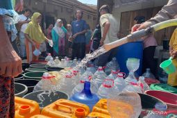 Polres Cirebon Kota menyalurkan 10.000 liter air bersih setiap pekan